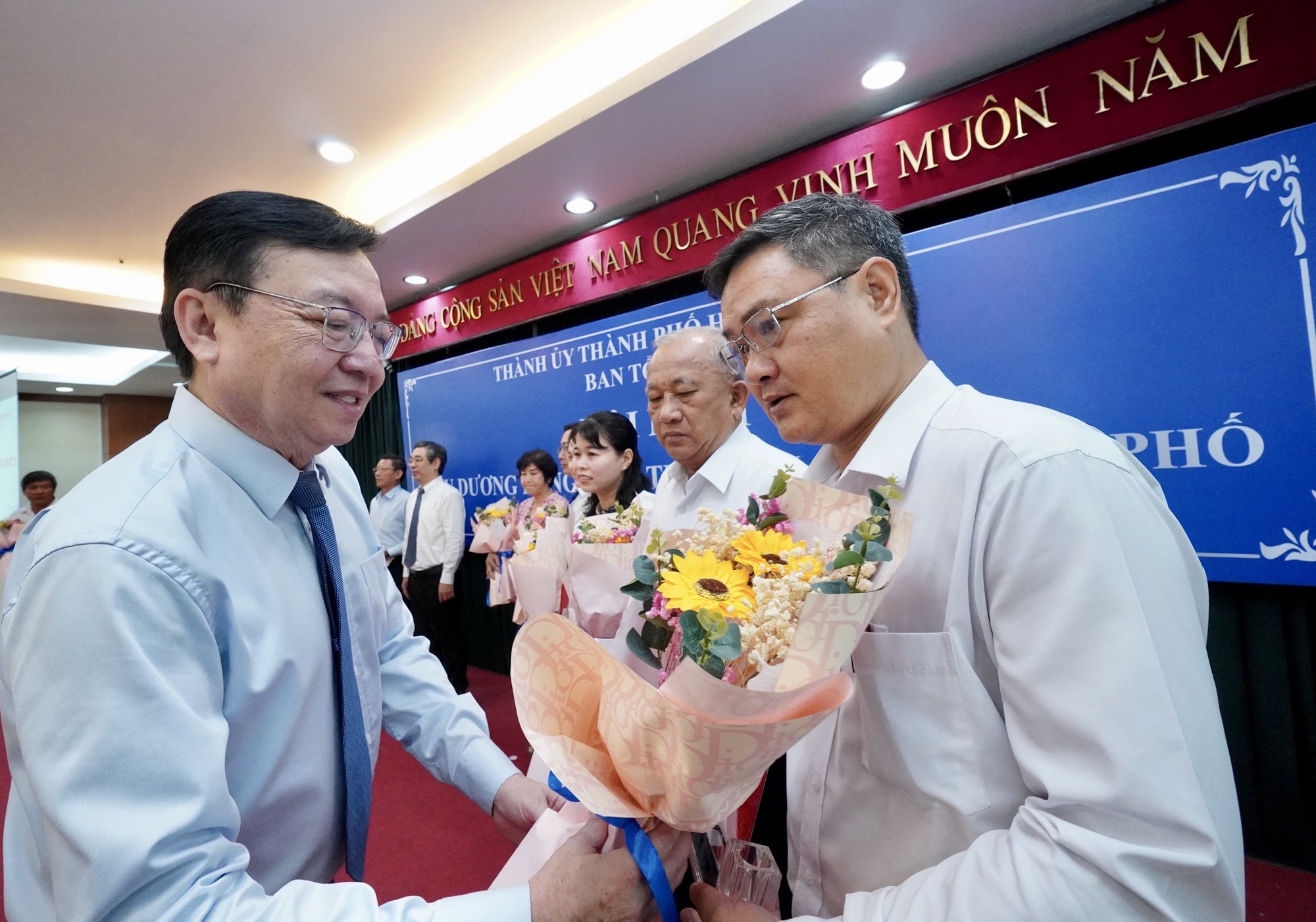 Phó Trưởng Ban Thường trực Ban Tuyên giáo Thành ủy TP. Hồ Chí Minh Lê Hồng Sơn chúc mừng đảng viên được tuyên dương (Ảnh: Hoàng Hùng).